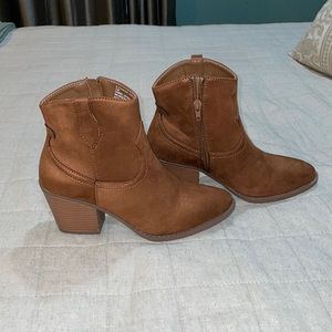 Boots size 7 (new never used)